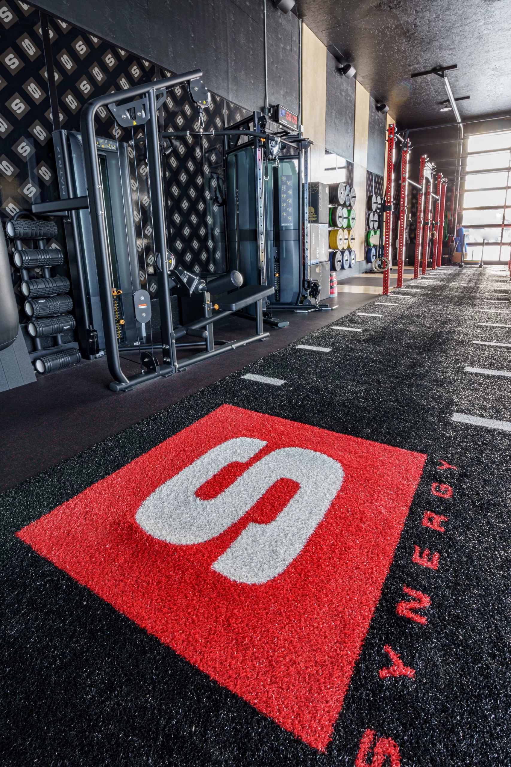 Turf de gym avec logo Synergy sur mesure intégré