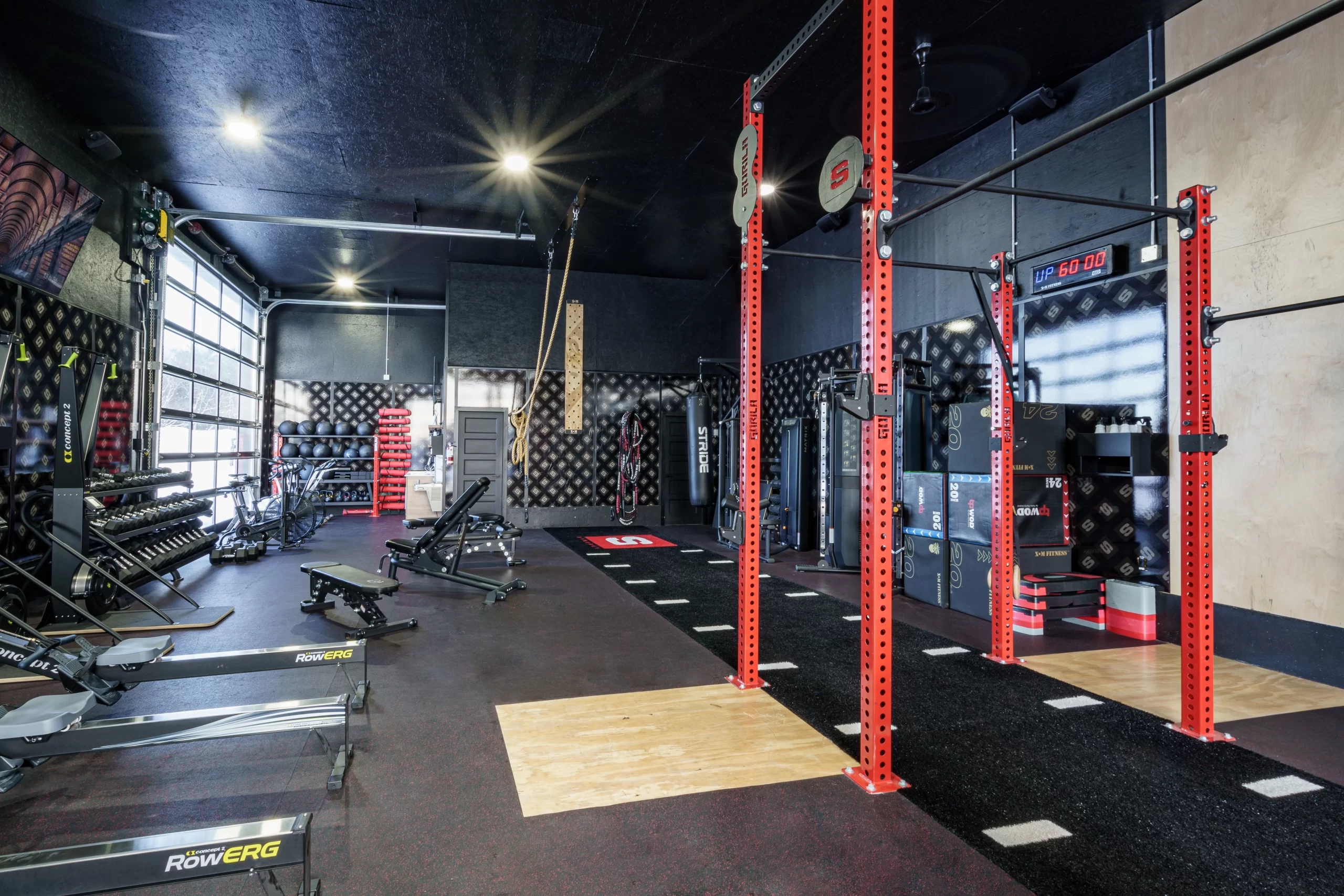 Gym Synergy avec plancher de caoutchouc et voie de turf