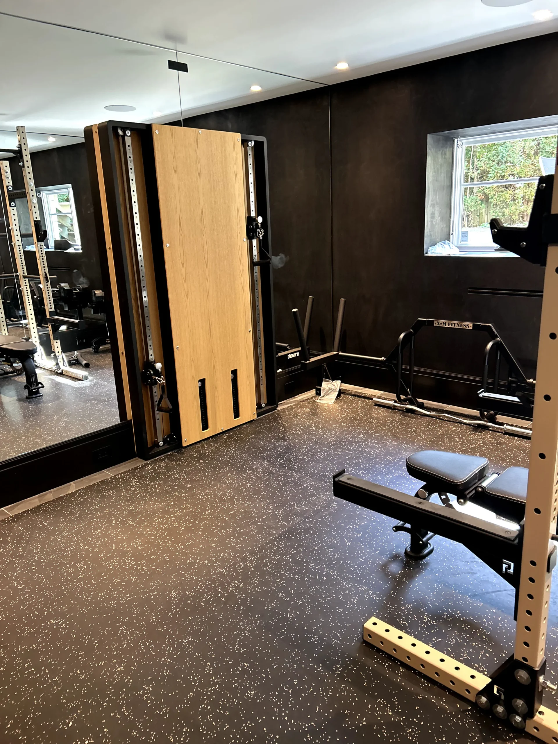 Home gym avec plancher de caoutchouc