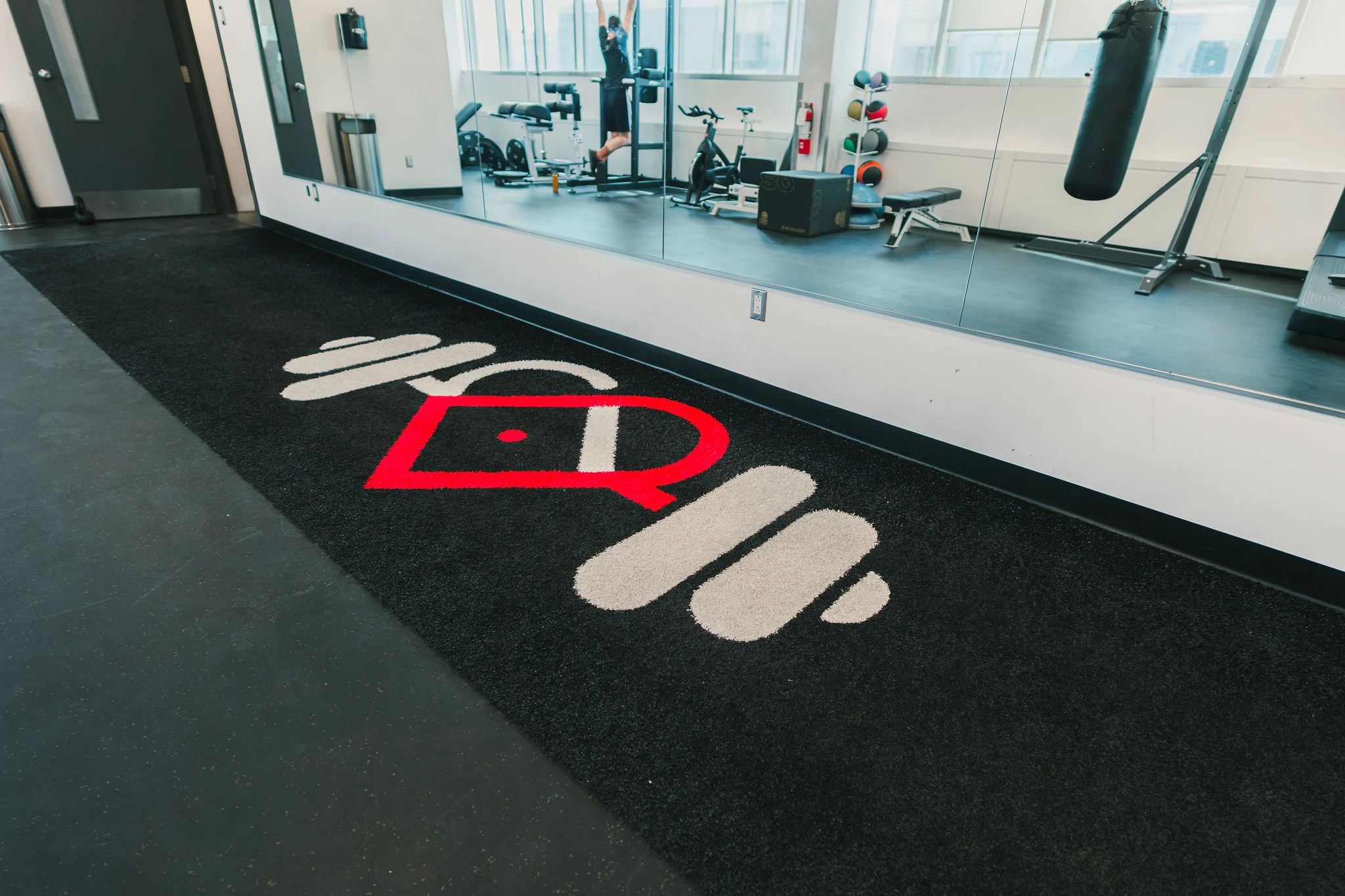 Studio corporatif avec plancher de gym style planche