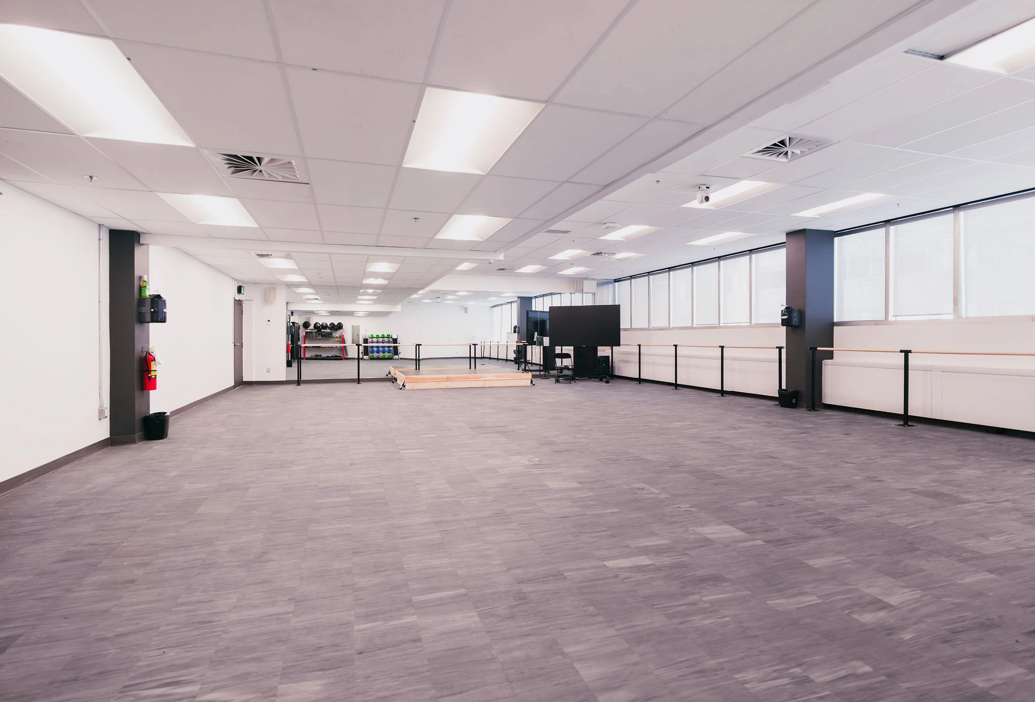 Plancher de studio style planche dans un centre corporatif